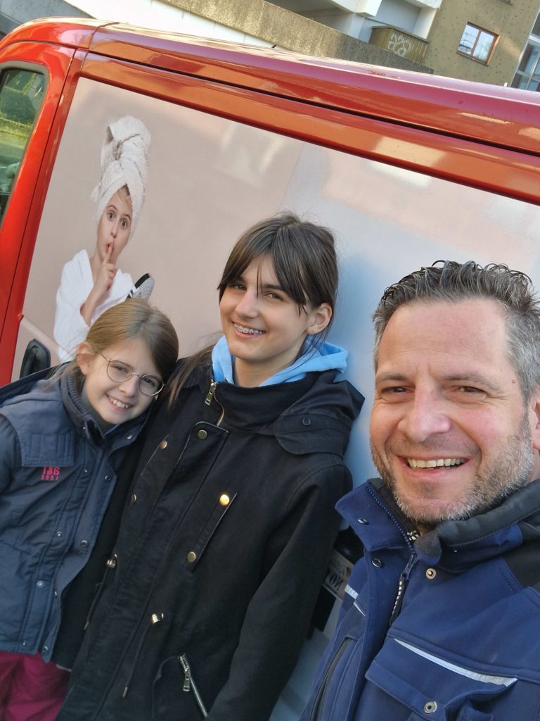 Wir sind begeistert, dass wir die beiden Mädchen beim Girls' Day in unserer Firma begrüßen durften! Vielen Dank an die beiden sowie an unseren Mitarbeiter, der diesen Tag zu einem unvergesslichen Erlebnis gemacht hat. Wir freuen uns auf zukünftige Girls' Day Veranstaltungen und darauf, noch mehr junge Frauen für unsere faszinierende Branche zu begeistern!
